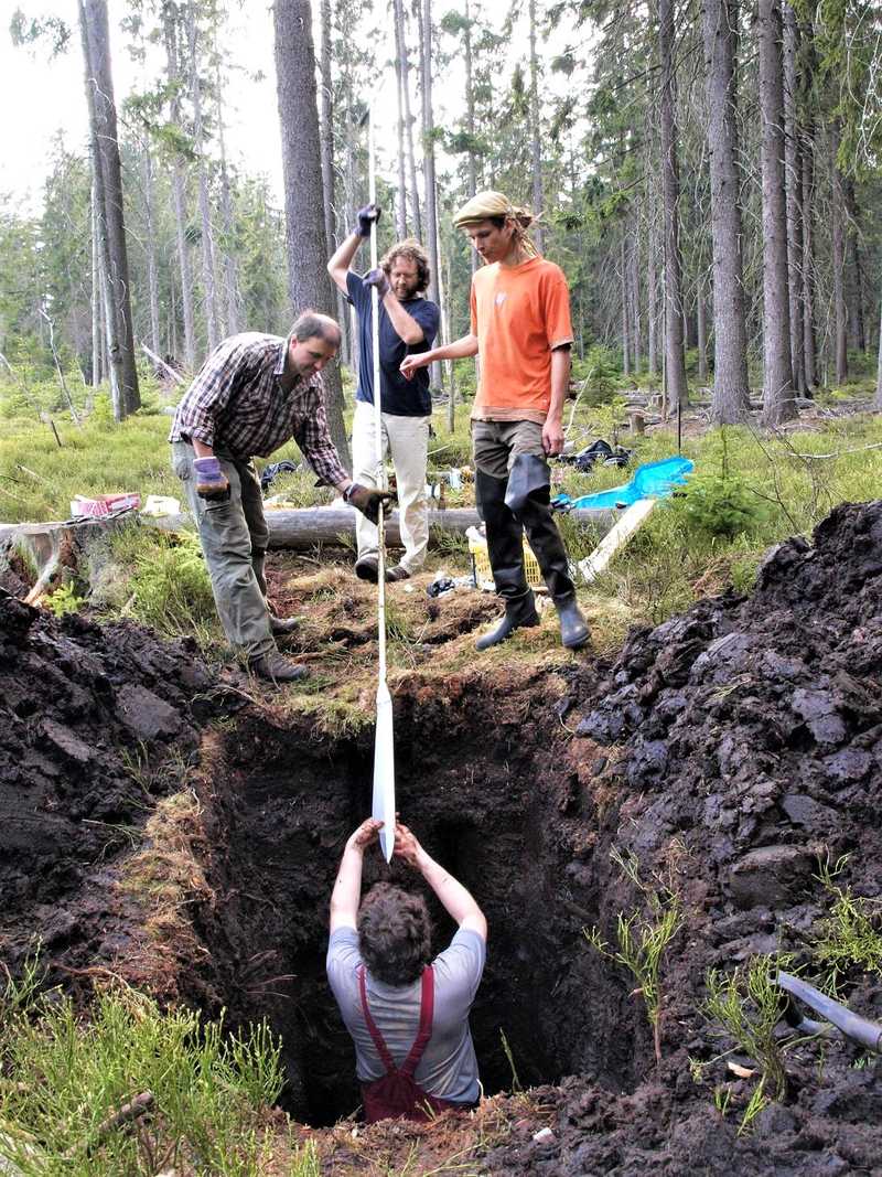 Vrtání dna sedimentu na lokalitě Skřítek v Jeseníkách (2010).